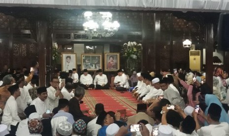 Tahlil dan doa bersama tujuh hari meninggalnya Istri Presiden RI Ke-6, Kristiani Herrawati atau Ani Yudhoyono, digelar pada Jumat (7/6) malam. 