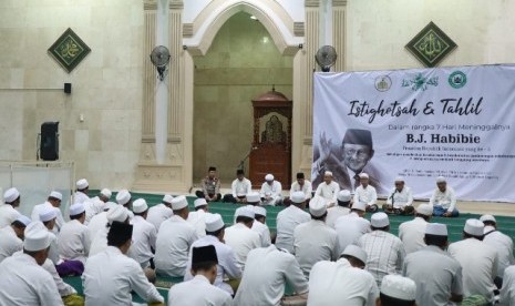 Tahlilan untuk almarhum BJ Habibie  di Masjid Agung Al Mabrur, Ungaran, Kabupaten Semarang, Senin (16/9) malam.