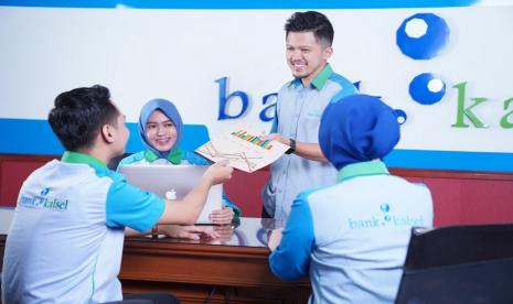 Tahun 2020 telah menjadi tahun yang penuh tantangan bagi semua pihak, adanya pandemi Covid-19 ini telah memberikan dampak signifikan terhadap dunia finansial. Namun, situasi pandemi Covid-19 ini tak membuat Bank Kalsel pesimis menghadapi bisnis di tahun 2021. Setelah berhasil meraih Peringkat Komposit 2 (PK-2) pada tahun 2020, Bank kebanggaan masyarakat Kalimantan Selatan ini menyongsong tahun baru dengan optimisme yang tinggi meski proyeksi ekonomi 2021 belum menentu. 