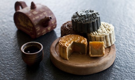 Tahun ini Hotel JW Marriott Jakarta mengeluarkan varian baru mooncake, salah satunya berisi rasa cokelat.