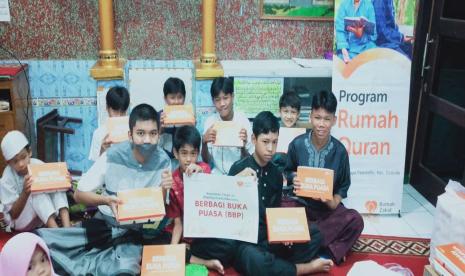 Tahun ini Relawan Inspirasi desa berdaya pasirkaliki berkesempatan kembali menyalurkan Berbagi Buka Puasa.  Berbagi puasa melibatkan anak-anak di Rumah Quran yang berjumlah kurang lebih 60 anak dan Remaja binaan Rumah Zakat, serta ada juga keluarga dhuafa yang berada di sekitar mushola Al Ikhlas yg beradadi Gg. Rais RW 09 Kelurahan Pasirkaliki, Kecamatan Cimahi Utara, Kota Cimahi, Jawa Barat.