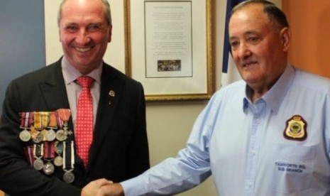 Tahun lalu, Barnaby Joyce disumpah untuk sub-cabang Tamworth RSL mengenakan medali keluarga.