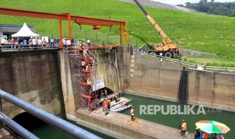 Tailrace Bendungan Waduk Jatiluhur, Kabupaten Purwakarta yang sebelah kiri sedang dikeringkan, Senin (12/3). Pengeringan ini, untuk menginspeksi adanya kebocoran konstruksi bendungan.