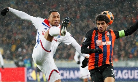 Taison (kanan), menerima perlakukan rasialis saat membela Shakhtar Donetsk di Liga Ukraina.