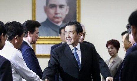 Taiwan President Ma Ying-jeou (center) shakes hands with Kuomintang (KMT) party officials after announcing his resignation from the party's chairman position during their central standing committee in Taipei December 3, 2014.