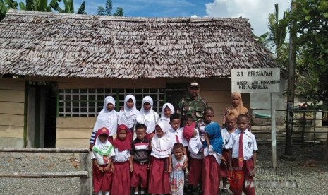 Tak ada guru dan minim prasarana, Babinsa mengajar puluhan anak putus sekolah di daerah terpencil.