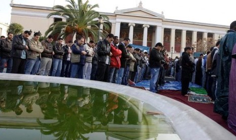 Tak ada masjid, Muslim Yunani shalat jamaah di depan kampus Universitas Athena.