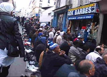 tak memiliki masjid, Muslim di Paris Utara shalat Jumat di jalan