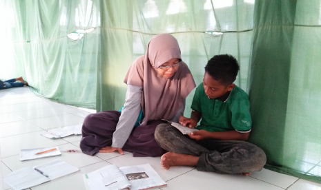 Takim salah satu murid Dewi Ivayanty, Guru Kelas IV MI Al-Azhar Saumlaki, Kepulauan Tanimbar, Maluku.