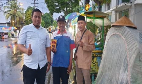 Pembagian takjil oleh Komunitas Wartawan Gresik (KWG) bersama Babycrab Sultan. 