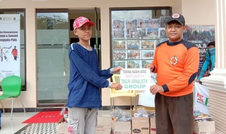 Taklm Jurnalistik Group (TJG) menyerahkan donasi untuk korban gempa dan tsunami Palu, Sigi dan Donggala (Sulawesi Tengah), melalui SAR Hidayatullah.