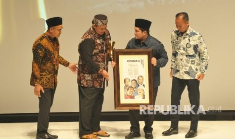 Takmir Masjid Jogokariyan Yogyakarta Ustaz Jazir ASP menerima anugerah Tokoh Perubahan Republika 2018 yang diserahkan oleh Menteri Sosial Agus Gumiwang di Jakarta, Rabu (24/4) malam.