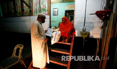 Baitul Mal Banda Aceh Bangun 62 Rumah Fakir Miskin. Takmir menyalurkan zakat fitrah ke rumah warga di Desa Ilie Ulee Kareng, Banda Aceh, Aceh, Sabtu (23/5/2020). Zakat fitrah berupa beras terkumpul disalurkan kepada delapan golongan yakni fakir, miskin, amil, muallaf, hamba sahaya, gharimin, fisabilillah dan ibnu sabil.