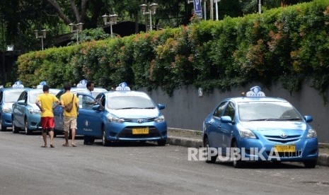 Taksi Blue Bird di kawasan Senayan, Jakarta, Rabu (23/3).  (Republika/Yasin Habibi)