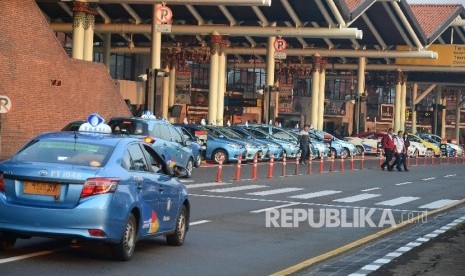 Taksi di Bandara Soekarno-Hatta (ilustrasi). Kementerian Perhubungan (Kemenhub) menyalurkan 200 paket sembako kepada pengemudi taksi bandara.