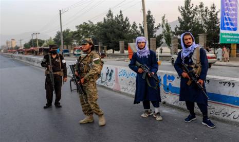  Taliban berjaga di luar Universitas Kabul di Kabul, Afghanistan, 21 Desember 2022. Taliban yang berkuasa telah melarang perempuan untuk kuliah di Afghanistan, menurut perintah yang dikeluarkan pada 20 Desember 2022. Setelah mendapatkan kembali kekuasaan, Taliban awalnya bersikeras bahwa hak-hak perempuan tidak akan diberikan. terhalang, sebelum melarang anak perempuan di atas usia 12 tahun untuk bersekolah awal tahun ini. Utusan PBB untuk Afghanistan, Roza Otunbayeva, sekali lagi mengutuk penutupan sekolah menengah untuk anak perempuan, sebuah langkah yang katanya berarti tidak akan ada lagi siswa perempuan yang memenuhi syarat untuk masuk universitas dalam waktu dua tahun. 