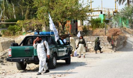 Taliban mengecek lokali ledakan di Jalalabad.