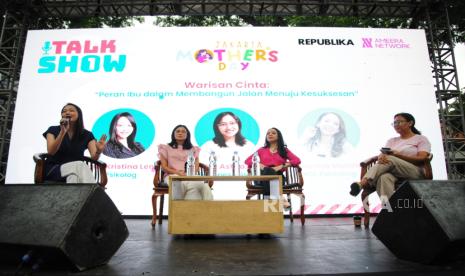 Influencer Namira Monda (dua dari kanan) dalam tallkshow Warisan Cinta: Peran Ibu dalam Membangun Jalan Menuju Kesuksesan di Jakarta Mothers Day di kawasan SCBD, Jakarta, pada Ahad (22/12/2024).