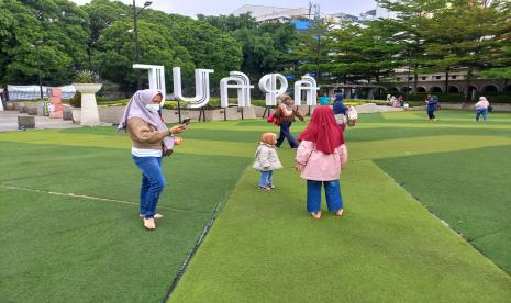 Taman Alun-Alun Bandung mulai didatangi pengunjung yang hendak berswafoto, Senin (25/10). Pemkot Bandung memperbolehkan taman dibuka untuk pengunjung. 