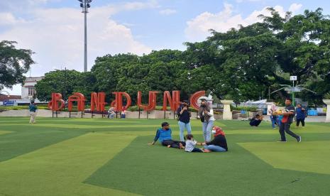 Taman Alun-Alun Bandung mulai didatangi pengunjung yang hendak berswafoto, Senin (25/10). Pemkot Bandung memperbolehkan taman dibuka untuk pengunjung.