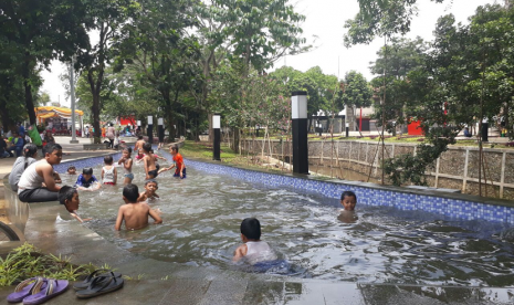 Taman Alun-Alun Regol, di bantaran Sungai Cikapundung, Bandung, Jawa Barat.