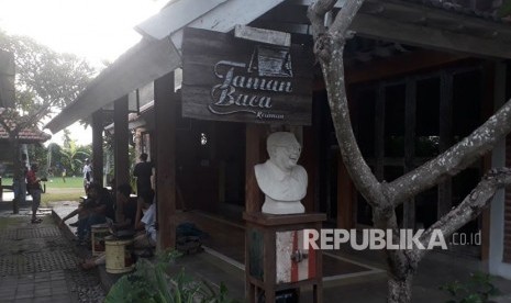 Taman Baca Kesiman merupakan salah satu tempat wisata edukasi di Denpasar berkonsep dapur buku. Pengunjung bebas membaca lebih dari 2.500 koleksi buku langka yang ada di sini sambil melakukan aktivitas berbasis komunitas.