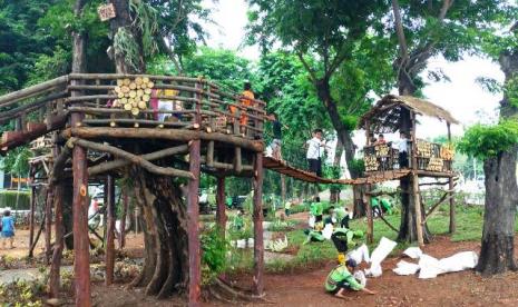 Taman di  Jalan Tomang Raya, Kelurahan Tomang, Kecamatan Grogol Petamburan, Jakarta Barat.