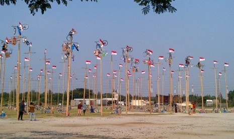 Taman Impian Jaya Ancol siapkan 170 pohon pinang untuk memeriahkan hari Kemerdekaan Indonesia dalam lomba bertajuk panjat pinang kolosal, Ancol, Jakarta Utara, Jumat (15/8).