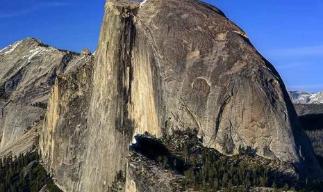 Taman Nasional Yosemite Half-Dome di Kalifornia, AS. Penonton film Free Solo diajak menyusuri Taman Nasional Yosemite. Film ini direkomendasikan untuk pecinta pelesiran selama WFH. 