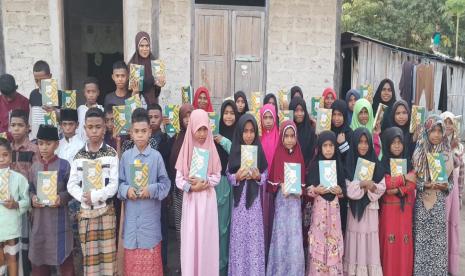 Taman Pendidikan Al Quran (TPA) Al Muiz yang berdiri di Desa Marisa, Kec. Pantar Barat Laut, Kab. Alor, NTT ini sekarang memiliki 100 orang murid. Dari seratus orang, terdapat 15 orang murid yang mondok di Al Muiz.