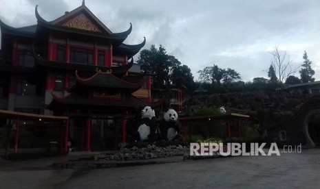 Taman Safari Indonesia menyediakan kandang khusus bagi dua Panda, yang khusus didatangkan  dari Cina. 