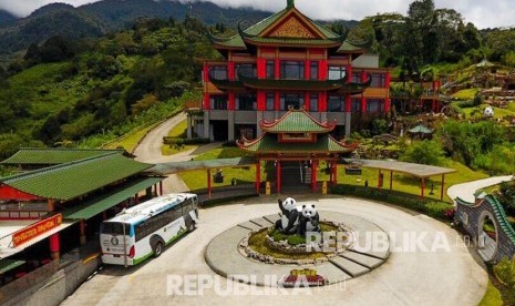 Taman Safari Indonesia menyediakan kandang khusus bagi dua Panda, yang khusus didatangkan  dari Cina. 