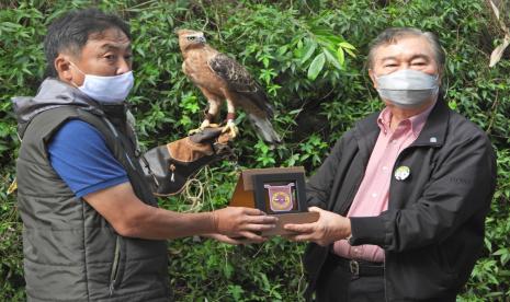 Taman Safari Resmikan ruang perawatan anakan elang jawa.