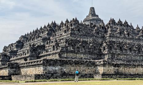 -Minat pengunjung untuk naik ke Candi Borobudur pada masa libur Lebaran 2023 tinggi, dan dari kuota 1.200 orang per hari selalu terpenuhi.