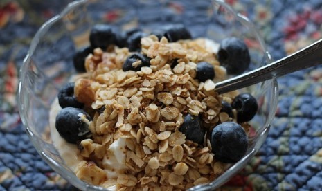 Tambahkan granola dan potongan buah di atas granola untuk sarapan yang sehat dan memberi energi.