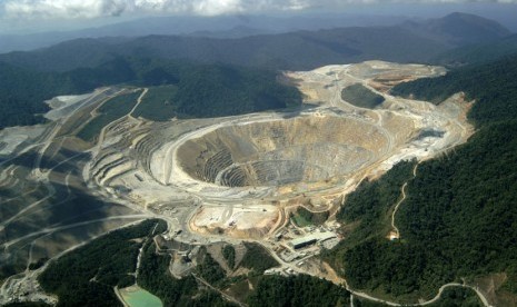 Tambang terbuka milik PT Newmont Nusa Tenggara di Batu Hijau , Sumbawa Barat, Nusa Tenggara Barat.