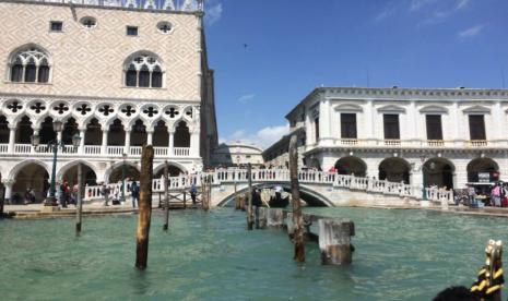 Tambatan perahu sebelum masuk ke kanal pelabuhan tua Venizia, di Italia.