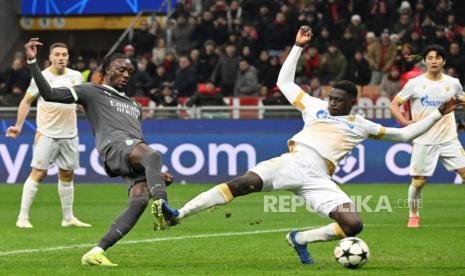 Tammy Abraham (kiri) dari AC Milan mencetak gol kemenangan timnya 2-1 atas Red Star Belgrade dalam pertandingan sepak bola Liga Champions UEFA di Giuseppe Meazza, Milan, Kamis (12/12/2024).