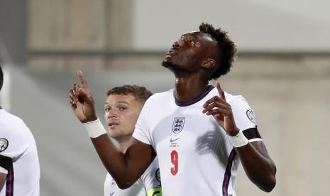 Tammy Abraham melakukan selebrasi usai mencetak gol ke gawang Andorra, Ahad (10/10).