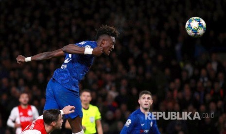 Tammy Abraham menanduk bola pada laga Liga Champions grup H antara Chelsea dan Ajax di Stadion Stamford Bridge, London, Rabu (6/11). 