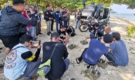 Tampak anggota RORI sedang memperhatikan terumbu karang