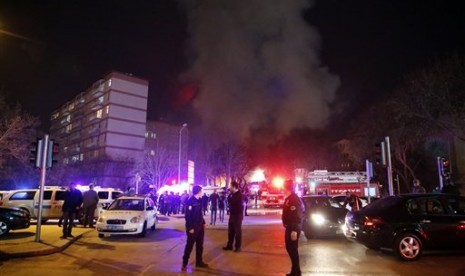 Tampak asap membumbung dari lokasi ledakan di Ankara, Turki, Rabu, 17 Februari 2016.