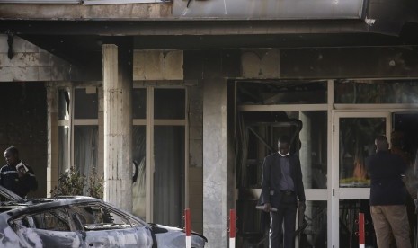 Tampak bagian Hotel Splendid di Ouagadougou, Burkina Faso, yang terbakar usai penyerangan oleh kelompok berkaitan Alqaidah yang menewaskan 23 orang dari 18 negara, Sabtu (16/1) waktu setempat.