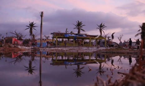 Tampak bangunan yang rusak akibat hantaman badai matthew di Port Salut, Haiti, Minggu (9/10).