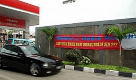 Tampak banner yang menyinggung mobil mewah masih menggunakan BBM bersubsidi di salah satu SPBU.