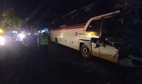 Tampak bus Primajasa yang menabrak truk mi instan dari belakang