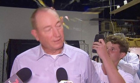 Tampak dalam foto yang diambil dari video seorang pemuda melempar telur ke kepala Senator Fraser Anning, Sabtu (16/3). Anning sempat mengkritik kaitan antara imigran Muslim dan kekerasan.