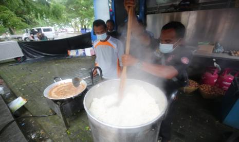 Tampak dapur umum yang didirikan kemensos bagi pengungsi korban gempa di Sulawesi Barat