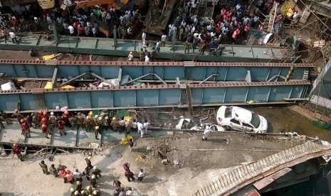 Tampak dari atas jembatan layang yang runtuh dan memperangkap lebih dari 100 orang yang melewatinya di Kolkata, India, (31/3).