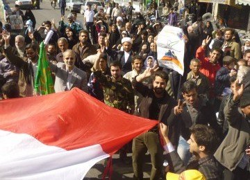 Tampak dari bus, bendara merah putih dibentangkan oleh Mahasiswa Indonesia, menyambut kedatangan tim GMJ di Qom, Iran, Jumat (16/3). (Republika/Nashih Nashrullah)